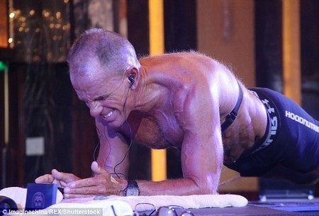 Lập kỷ lục chống đỡ người bằng khuỷu tay suốt 8 giờ liên tục - 2 George Hood, người đang nắm giữ kỷ lục hiện tại, đã “chào thua” sau khi thực hiện được động tác planking trong 7 giờ 4 phút