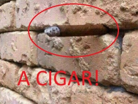 Tấm ảnh bức tường gạch “ảo giác” đánh lừa người xem - 2 Một điếu xì gà được nhét vào khe hở trên bức tường nhưng không nhiều người có thể nhận ra