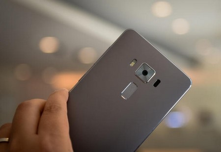 Asus chính thức trình làng ZenFone 3 với thiết kế và cấu hình cao cấp - 5 Cảm biến vân tay cũng được tích hợp ở mặt sau của sản phẩm
