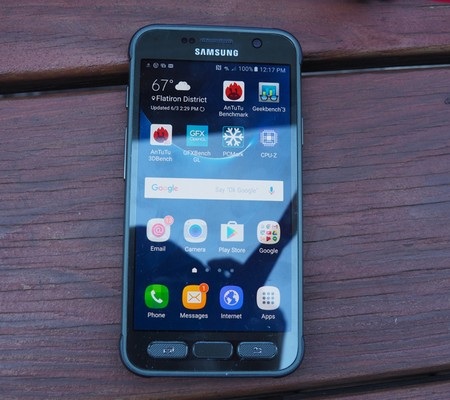 Samsung trình làng phiên bản “nồi đồng cối đá” của Galaxy S7 - 1 Galaxy S7 Active sở hữu thiết kế hầm hố và mạnh mẽ