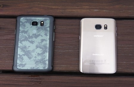 Samsung trình làng phiên bản “nồi đồng cối đá” của Galaxy S7 - 2 So sánh mặt sau của Galaxy S7 Active (trái) và phiên bản Galaxy S7 thông thường (phải)