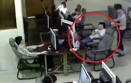 Xiong Xuan đã bị điện giật tử vong khi đang rút cáp smartphone ra khỏi máy tính