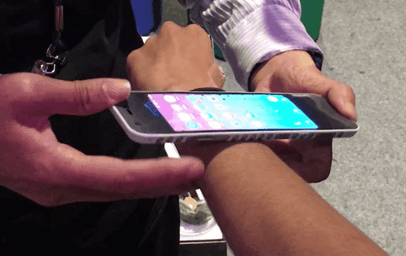 Smartphone có thể uốn cong, máy tính bảng có thể gập đôi - 1 Chiếc smartphone có thể bẻ cong và đeo quanh cổ tay người dùng như smartwatch