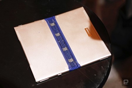 Smartphone có thể uốn cong, máy tính bảng có thể gập đôi - 9 Mặt sau của Folio có thể thấy rõ mép gấp của màn hình