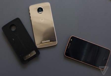Motorola ra mắt bộ đôi smartphone với khả năng nâng cấp phần cứng tiện lợi - 4 Các phụ kiện được kết nối thông qua nam châm và ma trận các chân kết nối ở mặt sau sản phẩm