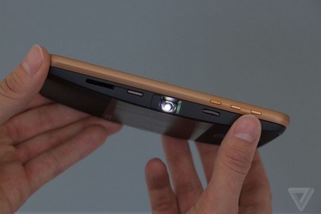 Motorola ra mắt bộ đôi smartphone với khả năng nâng cấp phần cứng tiện lợi - 6 Kết nối với phụ kiện để trang bị chức năng máy chiếu lên sản phẩm