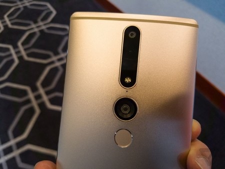 Ra mắt smartphone thương mại đầu tiên trang bị công nghệ “ảo hóa thế giới thực” - 2 Hệ thống camera chính, camera góc rộng và cảm biến đo chiều sâu ở mặt sau của máy