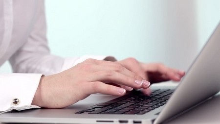 Những công cụ giúp vô hiệu hóa touchpad khi gõ văn bản trên laptop - 1 Vị trí đặt tay khi gõ trên bàn phím đôi khi khiến bàn tay chạm nhầm vào touchpad, khiến con trỏ chuột di chuyển ngoài ý muốn người dùng
