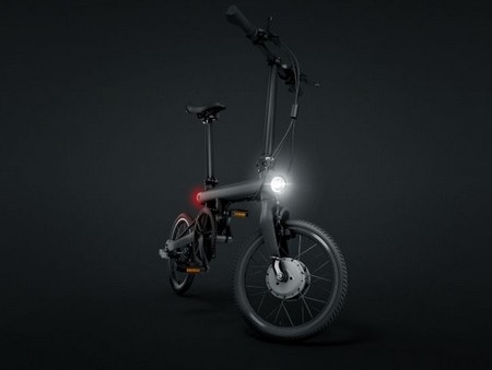 Xiaomi trình làng xe đạp điện thông minh có thể gấp gọn - 4 Trước và sau sản phẩm được tích hợp đèn LED chiếu sáng và đèn cảnh báo ban đêm