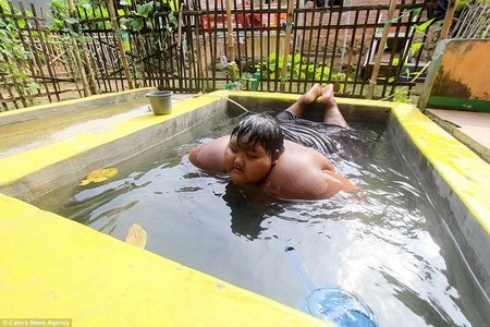 Choáng với thân hình cậu bé 10 tuổi nặng 192kg - 4 Lúc không ăn và ngủ, cậu bé Arya thích ngâm mình trong bồn tắm