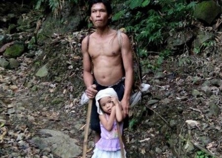 Cảm động bé gái 5 tuổi dắt cha mù đi làm mỗi ngày - 1 Bé Jenny và người cha bị mù của mình