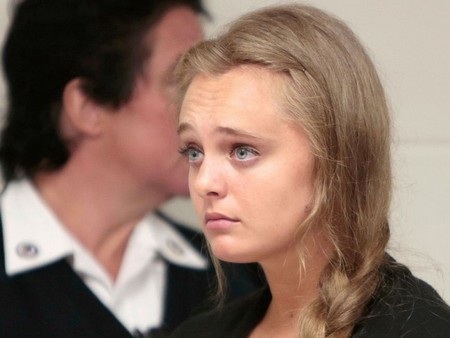 Thiếu nữ đối mặt án tù vì nhắn tin xúi giục bạn trai tự sát - 1 Michelle Carter xuất hiện tại tòa hôm 2/7 với cáo buộc ngộ sát khi đã gián tiếp dẫn đến hành động tự sát của bạn trai