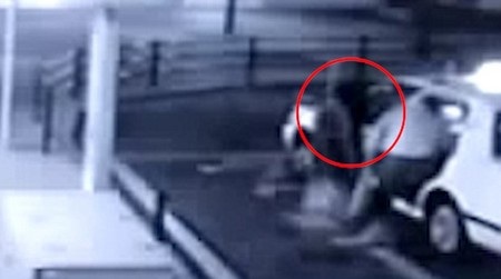 Hình ảnh bóng đen như một người phụ nữ xõa tóc dài đi theo hành khách đứng đợi taxi