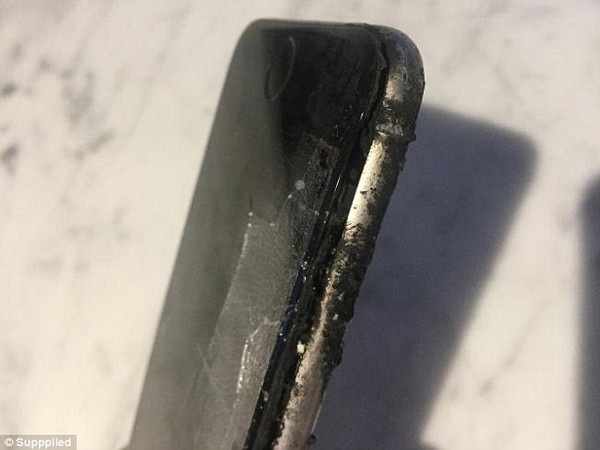 iPhone 6 bất ngờ phát nổ trong túi quần khiến chủ nhân bị bỏng - 1 Chiếc iPhone 6 của Gareth Clear sau khi bất ngờ phát nổ và bốc cháy