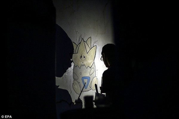 Nhiều thiếu niên Syria bất chấp nguy hiểm để săn lùng Pokemon - 2 Hình vẽ một Pokemon được nghệ sĩ vẽ trên tường của một ngôi nhà đổ nát nhằm kêu gọi sự chú ý của dư luận về cuộc chiến đang diễn ra tại Syria