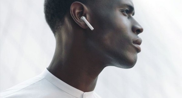 Bỏ chuẩn tai nghe 3.5mm trên iPhone 7: Apple khẳng định phải cần lòng can đảm - 2
Tai nghe không dây AirPods, sự lựa chọn thay thế khi iPhone 7 không hỗ trợ giắc cắm tai nghe 3.5mm.