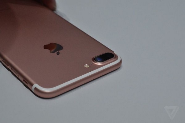 Hình ảnh cận cảnh và đánh giá nhanh bộ đôi iPhone 7/ iPhone 7 Plus mới của Apple - 2
Dải ăng ten ở mặt sau sản phẩm đã được loại bỏ, đưa lên phía cạnh trên và cạnh dưới