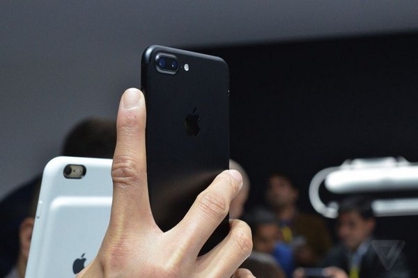 Hình ảnh cận cảnh và đánh giá nhanh bộ đôi iPhone 7/ iPhone 7 Plus mới của Apple - 7 Hình ảnh cận cảnh và đánh giá nhanh bộ đôi iPhone 7/ iPhone 7 Plus mới của Apple - 7