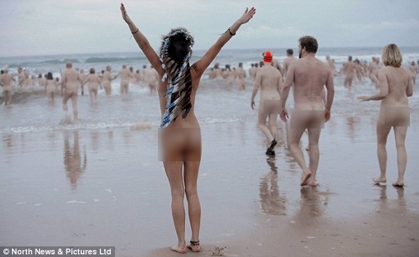 
Nước biển lạnh khiến không ít người chỉ đứng trên bờ mà không dám xuống nước
