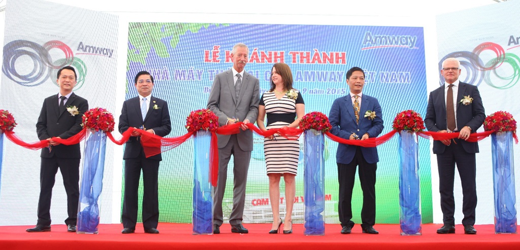 Amway Việt Nam khai trương nhà máy 25 triệu USD - 1 Thứ Trưởng Bộ Công Thương - ông Trần Tuấn Anh, Phó Chủ Tịch UBND tỉnh Bình Dương – ông Trần Thanh Liêm cùng ông Steve Van Andel – Chủ tịch HĐQT Tập Đoàn Amway, ông Mark Beiderwieden – Chủ tịch Amway Châu Á – Thái Bình Dương, ông Leo Boon Wang – Tổng Giám Đốc Amway Việt Nam cùng thực hiện nghi thức cắt băng khánh thành Nhà máy thứ hai Amway Việt Nam.