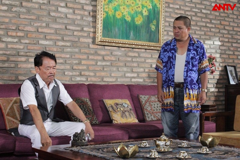 “Con gái ông Trùm” - làn gió mới trên màn ảnh nhỏ - 2
Phim có sự tham gia của ông trùm Hai Nhất (bên trái) và diễn viên Thanh Long Trẻ (bên phải)