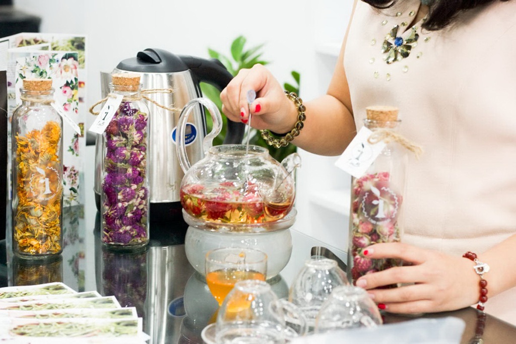 Trà hoa cũng có thể pha trực tiếp vào cốc bằng cách thả 1-3 bông trà hoa trong cốc nước sôi và thưởng thức