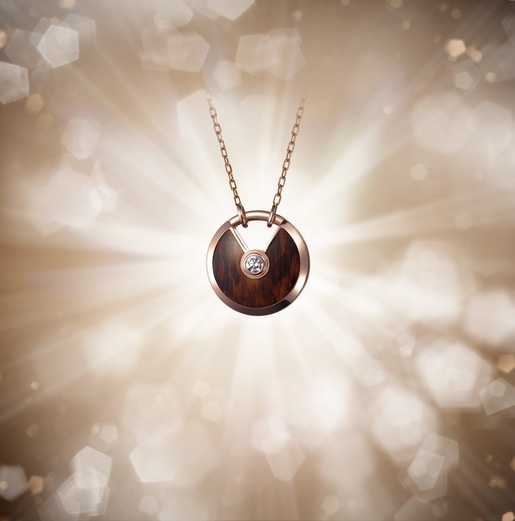 Amulette de Cartier 2016: Khẽ gọi ước mơ - 4 Ẩn ý về sự may mắn, tốt lành và thịnh vượng được truyền tải trọn vẹn qua phiên bản chế tác từ vàng với motif Guilloché được chạm trổ tinh xảo tựa như ẩn ý về ánh nắng rực rỡ lan tỏa năng lượng sống ngập tràn, soi sáng cung đường phía trước và dẫn lối đến với đỉnh cao danh vọng mới.