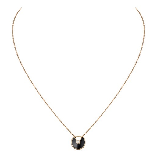 Amulette de Cartier 2016: Khẽ gọi ước mơ - 18 Bề mặt đá mã não đen được mài nhẵn bóng không tỳ vết nổi bật khi kết hợp cùng dây chuyền bằng vàng tạo sự tương phản ấn tượng