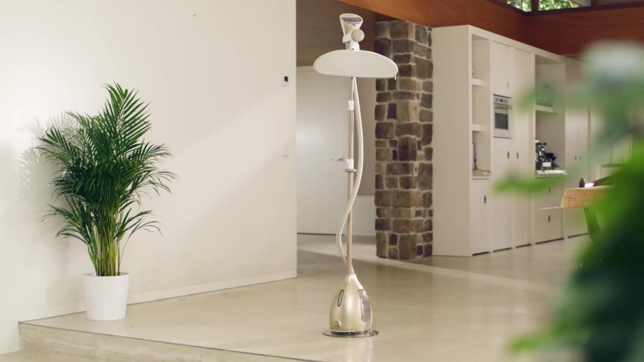 Ủi đồ nhàn hạ với bàn ủi đứng – vì sao nhiều chị em mê mẩn? - 1 Đặc biệt nổi bật trong dòng bàn ủi đứng này, phải kể đến Philips GC568 có thiết kế tinh tế, trang nhã kết hợp với công nghệ đầu hút và đệm cầu vai mới và đột phá.