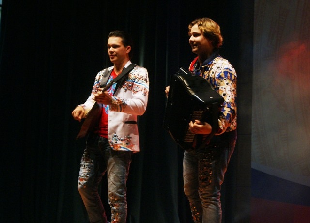 Hai nghệ sĩ cùng song tấu một bản nhạc từ hai nhạc cụ khác nhau