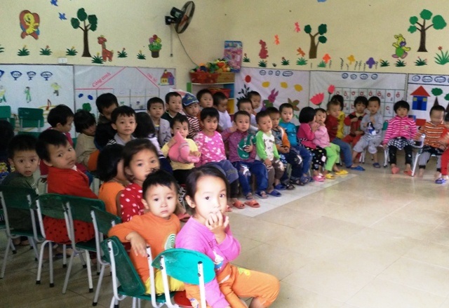 Thanh Hóa: Trường mầm non "sống chung" với Uỷ ban nhân dân xã - 2 Thiếu phòng học, các em học sinh phải ngồi chen chúc nhau trong một lớp học