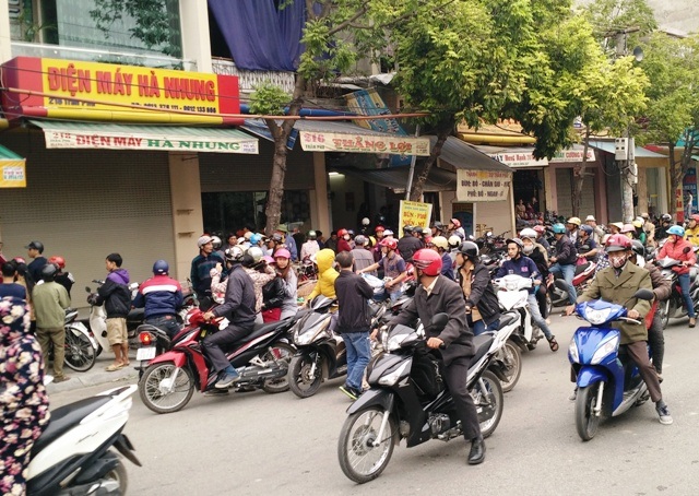 Cả thành phố bàng hoàng trước cái chết của một gia đình - 6
Người dân bàng hoàng trước cái chết của 4 người trong một gia đình.