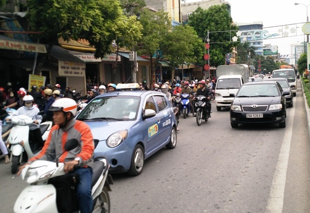 Cả thành phố bàng hoàng trước cái chết của một gia đình - 5 Các phương tiện giao thông khi qua đây cũng dừng lại để nghe ngóng sự việc