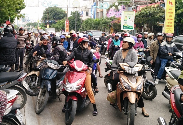 Cả thành phố bàng hoàng trước cái chết của một gia đình - 1
Hàng trăm người dân kéo đến ngôi nhà 218 Trần Phú - nơi xảy ra vụ chết người đau lòng khiến giao thông ùn tắc nghiêm trọng.