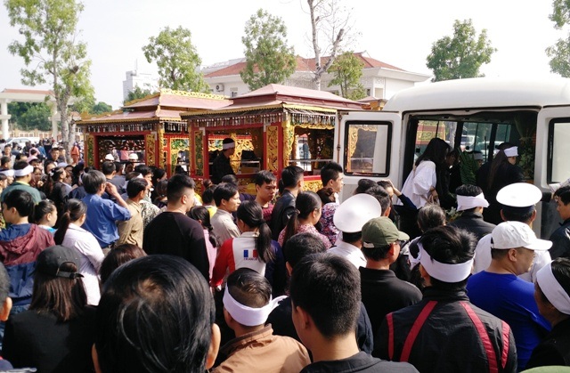 Bốn chiếc quan tài nằm lặng lẽ trong nhà tang lễ - 2
4 chiếc quan tài được đưa ra bốn xe tang để đưa đi hỏa thiêu.