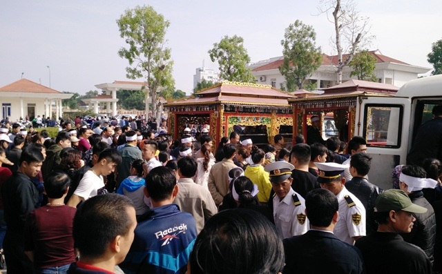 Bốn chiếc quan tài nằm lặng lẽ trong nhà tang lễ - 1 Hàng trăm người thân, anh em họ hàng, bạn bè đã đến tiễn đưa 4 nạn nhân xấu số về nơi an nghỉ cuối cùng