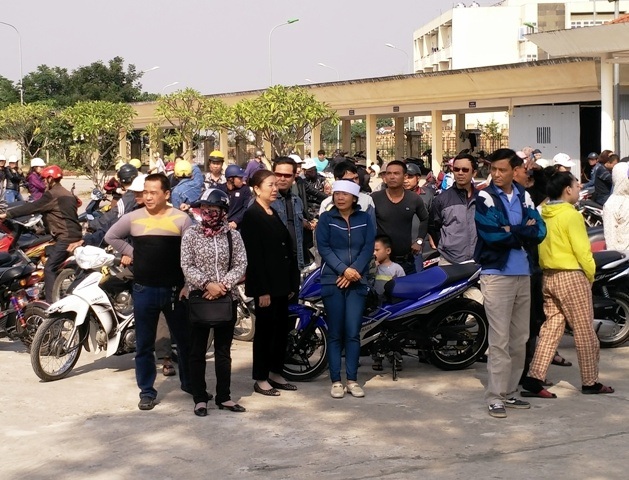Bốn chiếc quan tài nằm lặng lẽ trong nhà tang lễ - 4
Nhiều người dưng cũng tới tiễn đưa gia đình anh Hà.