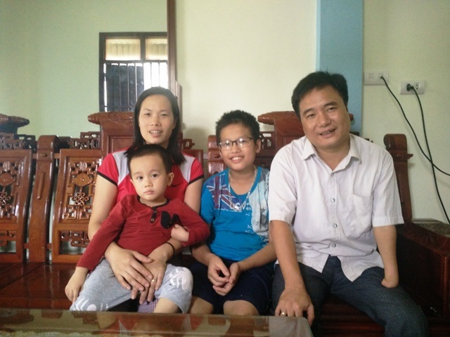 Thầy giáo Đào Thanh Hương cùng vợ và hai người con trai trong tổ ấm của gia đình