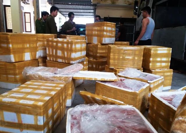 Bắt xe tải chở 2,5 tấn lòng heo thối ra Hà Nội tiêu thụ - 2 2,5 tấn lòng heo thối đưa ra Hà Nội tiêu thụ được đựng trong các thùng xốp