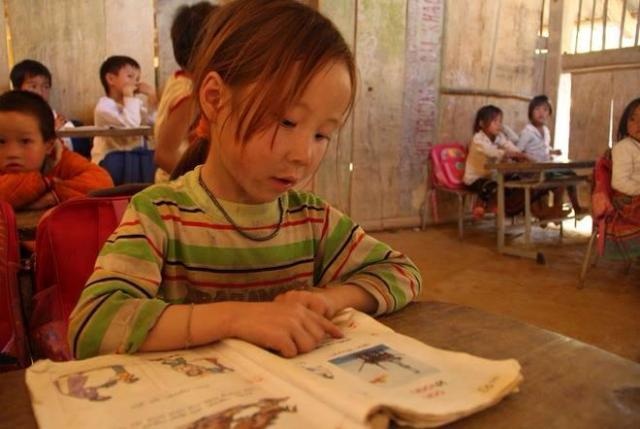 Cô giáo tiếng Anh “thuê tôi đi” vì trẻ em vùng cao - 4
Những đứa trẻ nghèo ở Sài Khao thôi thúc cô giáo trẻ Trần Thị Oanh gắng hết sức mình để có thêm tiền mua áo ấm, quà Tết cho các em