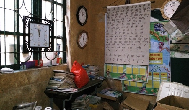 Căn phòng nhỏ chật hẹp là nơi sinh hoạt của 3 thầy giáo tiểu học của khu lẻ Sài Khao
