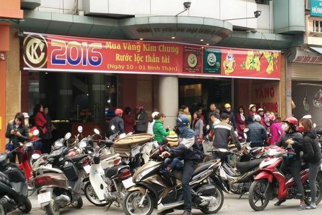 Nhà vàng trúng đậm ngày Vía Thần Tài - 5 Ngay từ sáng sớm nhiều người dân tại Thanh Hóa đã đổ xô đi mua vàng ngày vía Thần Tài.