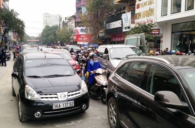 Nhà vàng trúng đậm ngày Vía Thần Tài - 7 Ách tắc giao thông cục bộ trong nhiều giờ