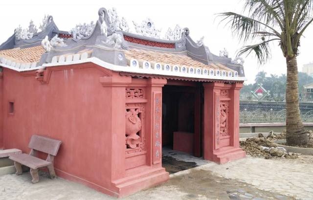 Chiêm ngưỡng “chùa Cầu Hội An” tại xứ Thanh - 13 Màu sơn chủ đạo chùa Cầu Hội An tại Thanh Hóa là màu son đỏ giống với màu sơn khi còn mới của chùa Cầu Hội An. Trên mái cũng lợp ngói âm dương che kín cả cây cầu