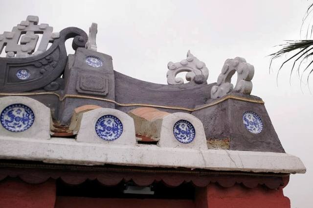 Chiêm ngưỡng “chùa Cầu Hội An” tại xứ Thanh - 9 Nghệ thuật gốm xứ trên mái cũng được làm theo phiên bản thật, các chi tiết này đã làm nổi bật lên dấu ấn thời gian, lịch sử của cây cầu có một không hai ở Việt Nam này