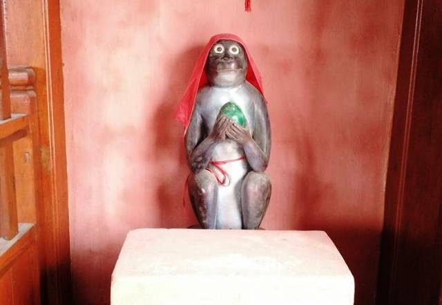 Chiêm ngưỡng “chùa Cầu Hội An” tại xứ Thanh - 12 Bốn góc của chùa Cầu Hội An ở xứ Thanh cũng được đặt bốn linh vật, một bên là hai tượng khỉ (Thân), bên kia là hai tượng Tuất (chó).