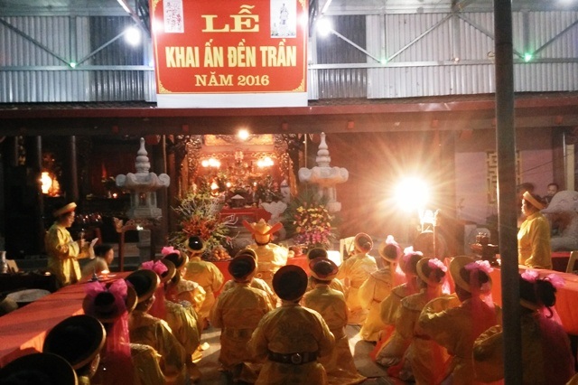 Đền Trần Thanh Hóa cũng "ngạt thở" phát ấn - 1 Lễ khai ấn đền Trần tại xã Hà Dương, huyện Hà Trung (Thanh Hóa) diễn ra vào đêm 14, rạng sáng ngày 15 tháng Giêng