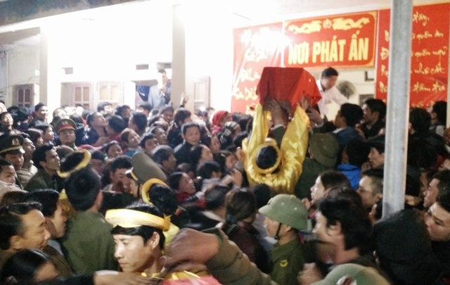 Đền Trần Thanh Hóa cũng "ngạt thở" phát ấn - 7
Đội chuyển ấn vừa ra bên ngoài, hàng nghìn người đã vây quanh, chen lấn xô đẩy nhau khiến việc di chuyển trở nên vô cùng khó khăn. Phải mất cả tiếng đồng hồ, thùng ấn mới được chuyển đến nơi phát.