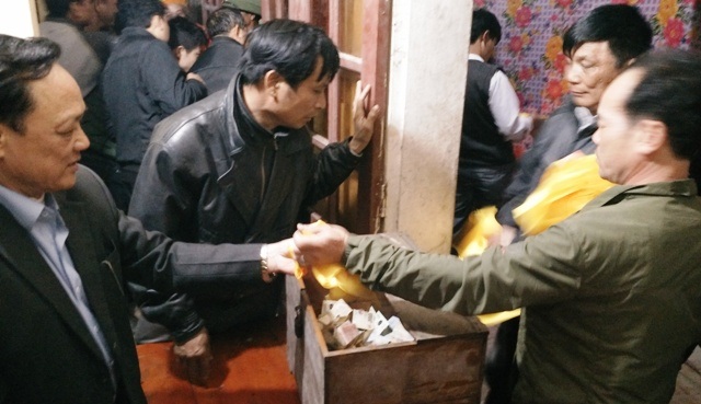 Đền Trần Thanh Hóa cũng "ngạt thở" phát ấn - 13
Dù danh nghĩa phát ấn miễn phí nhưng để có được lá ấn đền Trần Thanh Hóa, người dân và du khách phải bỏ tiền vào thùng. Số tiền ít nhất là 10.000 đồng, nhiều thì cả trăm nghìn đồng.