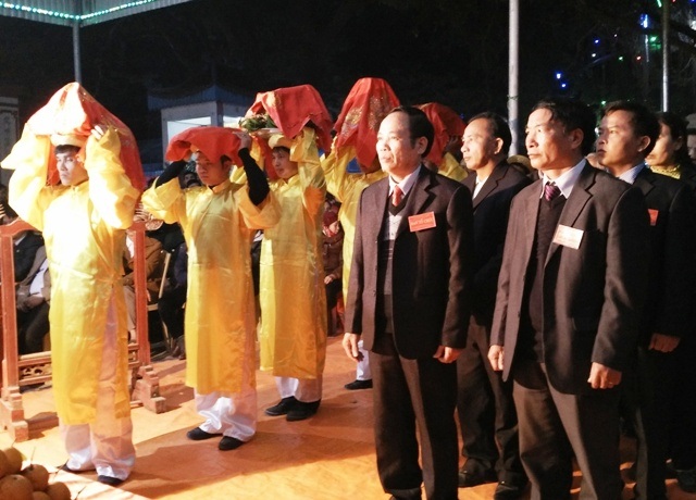 Các đoàn trong xã Hà Dương dâng lễ vật lên bàn thờ Trần Hưng Đạo trước giờ hành lễ
